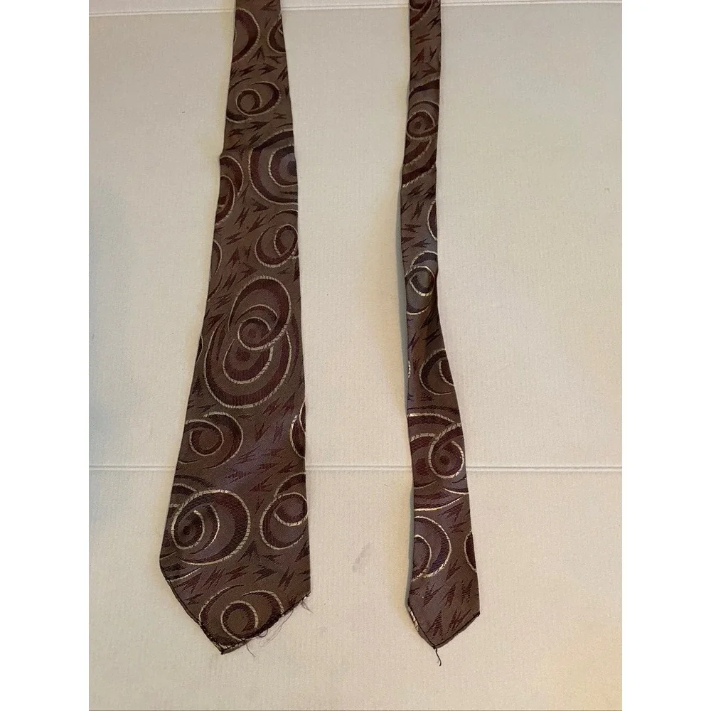 Mens Woven Swirl Geometric Pattern Necktie Burgundy Brown Gold 3.5 Inch Width